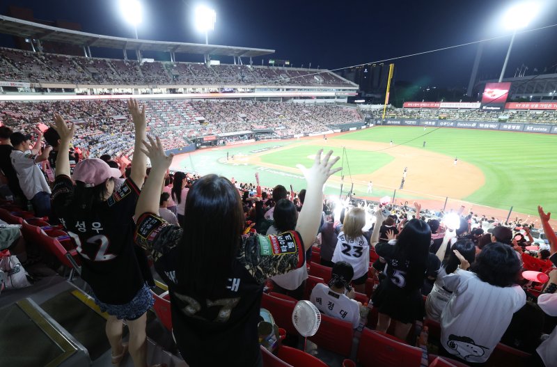 4일 오후 경기 수원시 장안구 KT위즈파크에서 열린 '2025 신한 SOL 뱅크 KBO리그' LG 트윈스와 KT 위즈의 경기에서 관중들이 응원을 하고 있다. KBO리그는 총 720경기 중 630경기를 마친 지난 3일 기준 누적 관중 1083만1295명이 집계됐다. 시즌 최다 관중 기록은 출범 후 첫 1000만 관중 시대를 열었던 지난해 세운 1088만7705명이다. 앞으로 5만6141명이 입장하면 이를 넘어서게 된다. 2025.9.4/뉴스1 ⓒ News1 김영운 기자