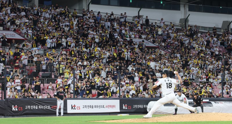 4일 오후 경기 수원시 장안구 KT위즈파크에서 열린 '2025 신한 SOL 뱅크 KBO리그' LG 트윈스와 KT 위즈의 경기에서 관중들이 응원을 하고 있다. KBO리그는 총 720경기 중 630경기를 마친 지난 3일 기준 누적 관중 1083만1295명이 집계됐다. 시즌 최다 관중 기록은 출범 후 첫 1000만 관중 시대를 열었던 지난해 세운 1088만7705명이다. 앞으로 5만6141명이 입장하면 이를 넘어서게 된다. 2025.9.4/뉴스1 ⓒ News1 김영운 기자