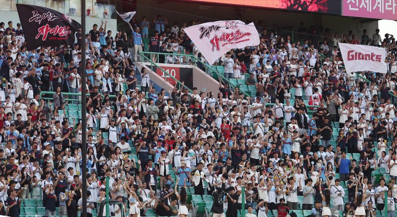 5일 인천 SSG랜더스필드에서 열린 '2025 신한 SOL 뱅크 KBO리그' 롯데 자이언츠와 SSG 랜더스의 경기에서 관중들이 힘찬 응원을 하고 있다. 정규리그 720경기 중 632경기를 마친 2025 KBO리그는 지난 4일 기준 누적 관중 1084만9054명을 기록했다. 2025.9.5/뉴스1 ⓒ News1 김성진 기자