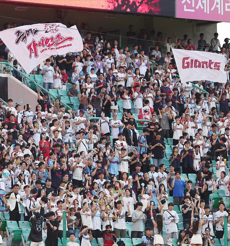 5일 인천 SSG랜더스필드에서 열린 '2025 신한 SOL 뱅크 KBO리그' 롯데 자이언츠와 SSG 랜더스의 경기에서 관중들이 힘찬 응원을 하고 있다. 정규리그 720경기 중 632경기를 마친 2025 KBO리그는 지난 4일 기준 누적 관중 1084만9054명을 기록했다. 2025.9.5/뉴스1 ⓒ News1 김성진 기자