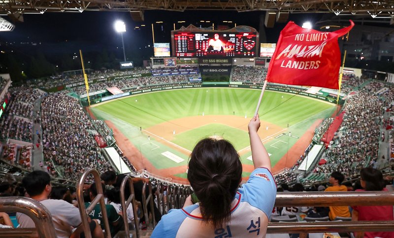 5일 인천 SSG랜더스필드에서 열린 '2025 신한 SOL 뱅크 KBO리그' 롯데 자이언츠와 SSG 랜더스의 경기에서 관중들이 힘찬 응원을 하고 있다. 정규리그 720경기 중 632경기를 마친 2025 KBO리그는 지난 4일 기준 누적 관중 1084만9054명을 기록했다. 2025.9.5/뉴스1 ⓒ News1 김성진 기자