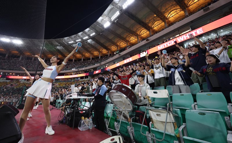 5일 인천 SSG랜더스필드에서 열린 '2025 신한 SOL 뱅크 KBO리그' 롯데 자이언츠와 SSG 랜더스의 경기에서 관중들이 힘찬 응원을 하고 있다. 정규리그 720경기 중 632경기를 마친 2025 KBO리그는 지난 4일 기준 누적 관중 1084만9054명을 기록했다. 2025.9.5/뉴스1 ⓒ News1 김성진 기자