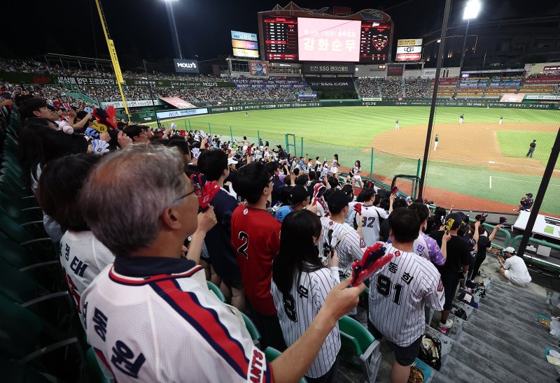 5일 인천 SSG랜더스필드에서 열린 '2025 신한 SOL 뱅크 KBO리그' 롯데 자이언츠와 SSG 랜더스의 경기에서 관중들이 힘찬 응원을 하고 있다. 정규리그 720경기 중 632경기를 마친 2025 KBO리그는 지난 4일 기준 누적 관중 1084만9054명을 기록했다. 2025.9.5/뉴스1 ⓒ News1 김성진 기자