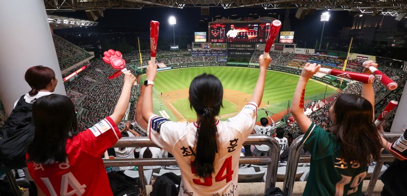 5일 인천 SSG랜더스필드에서 열린 '2025 신한 SOL 뱅크 KBO리그' 롯데 자이언츠와 SSG 랜더스의 경기에서 관중들이 힘찬 응원을 하고 있다. 정규리그 720경기 중 632경기를 마친 2025 KBO리그는 지난 4일 기준 누적 관중 1084만9054명을 기록했다. 2025.9.5/뉴스1 ⓒ News1 김성진 기자