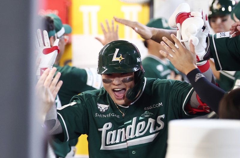 5일 인천 SSG랜더스필드에서 열린 '2025 신한 SOL 뱅크 KBO리그' 롯데 자이언츠와 SSG 랜더스의 경기, SSG 고명준이 4회말 무사 2루 상황에서 2점 홈런을 날린 후 더그아웃에서 하이파이브를 하고 있다. 2025.9.5/뉴스1 ⓒ News1 김성진 기자