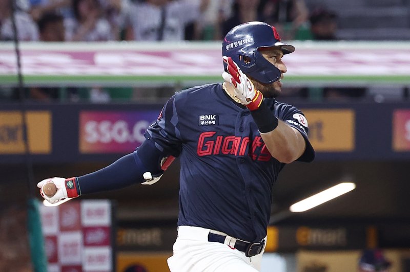 5일 인천 SSG랜더스필드에서 열린 '2025 신한 SOL 뱅크 KBO리그' 롯데 자이언츠와 SSG 랜더스의 경기, 롯데 레이예스가 5회초 2사 만루 상황에서 1타점 적시타를 치고 있다. 2025.9.5/뉴스1 ⓒ News1 김성진 기자