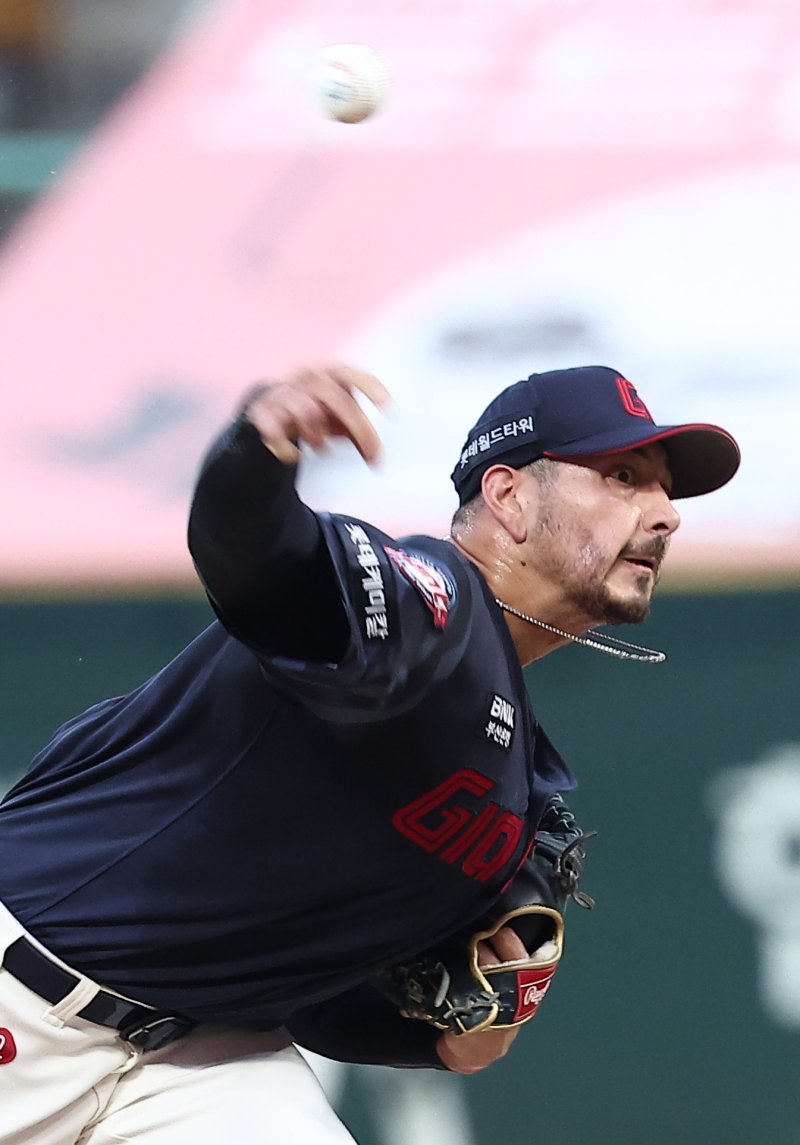 롯데 선발 벨라스케즈가 5일 인천 SSG랜더스필드에서 열린 '2025 신한 SOL 뱅크 KBO리그' 롯데 자이언츠와 SSG 랜더스의 경기에서 역투하고 있다. 2025.9.5/뉴스1 ⓒ News1 김성진 기자