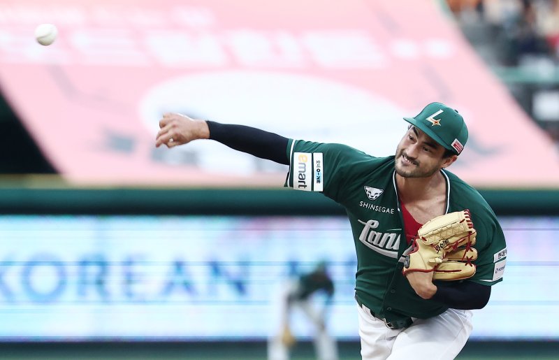 SSG 선발 화이트가 5일 인천 SSG랜더스필드에서 열린 '2025 신한 SOL 뱅크 KBO리그' 롯데 자이언츠와 SSG 랜더스의 경기에서 역투하고 있다. 2025.9.5/뉴스1 ⓒ News1 김성진 기자