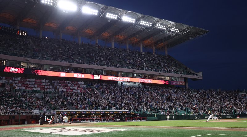 5일 인천 SSG랜더스필드에서 열린 '2025 신한 SOL 뱅크 KBO리그' 롯데 자이언츠와 SSG 랜더스의 경기에서 관중들이 힘찬 응원을 하고 있다. 정규리그 720경기 중 632경기를 마친 2025 KBO리그는 지난 4일 기준 누적 관중 1084만9054명을 기록했다. 2025.9.5/뉴스1 ⓒ News1 김성진 기자