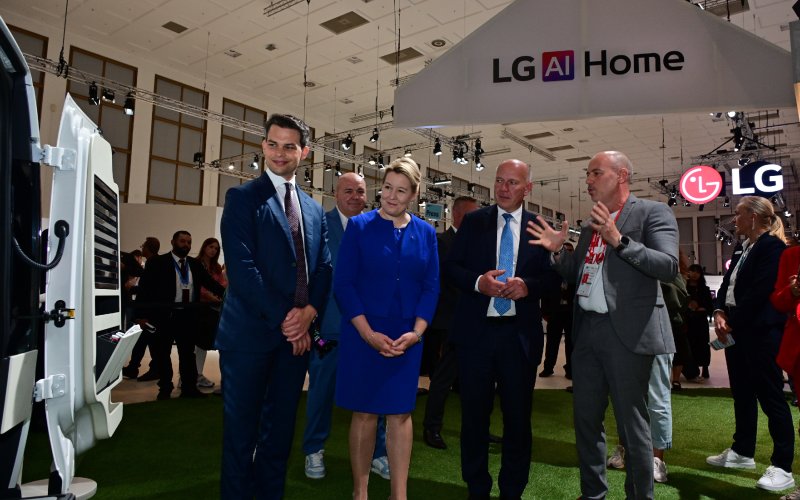 카이 베그너 베를린 시장(왼쪽 첫 번째)이 관계자들과 IFA 2025 LG전자 전시장을 방문했다(LG전자 제공). ⓒ 뉴스1