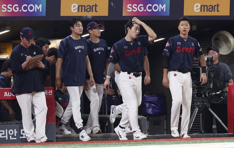5일 인천 SSG랜더스필드에서 열린 '2025 신한 SOL 뱅크 KBO리그' 롯데 자이언츠와 SSG 랜더스의 경기에서 5-7로 패배한 롯데 선수들이 그라운드로 향하고 있다. 2025.9.5/뉴스1 ⓒ News1 김성진 기자