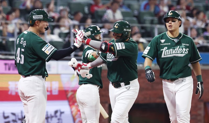 5일 인천 SSG랜더스필드에서 열린 '2025 신한 SOL 뱅크 KBO리그' 롯데 자이언츠와 SSG 랜더스의 경기, SSG 고명준이 4회말 무사 2루 상황에서 2점 홈런을 날린 후 류효승과 하이파이브를 하고 있다. 2025.9.5/뉴스1 ⓒ News1 김성진 기자