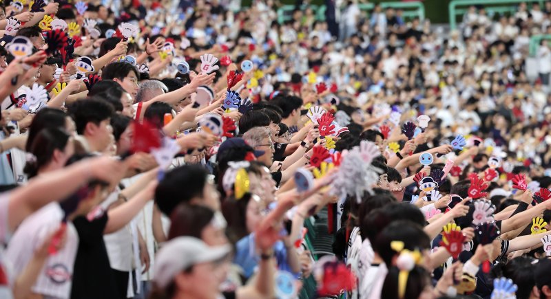5일 인천 SSG랜더스필드에서 열린 '2025 신한 SOL 뱅크 KBO리그' 롯데 자이언츠와 SSG 랜더스의 경기에서 관중들이 힘찬 응원을 하고 있다. 2025.9.5/뉴스1 ⓒ News1 김성진 기자