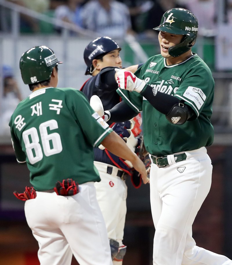 [서울=뉴시스] 프로야구 SSG 랜더스 류효승이 5일 인천 SSG랜더스필드에서 열린 2025 신한 쏠뱅크 KBO리그 롯데 라이언츠와의 경기에서 홈런을 친 뒤 기뻐하고 있다. (사진=SSG 랜더스 제공) 2025.09.05. *재판매 및 DB 금지