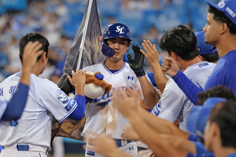 [서울=뉴시스] 프로야구 삼성 라이온즈 구자욱이 5일 대구 삼성라이온즈파크에서 열린 2025 신한 쏠뱅크 KBO리그 키움 히어로즈와의 경기에서 홈런을 친 뒤 동료들의 축하를 받고 있다. (사진=삼성 라이온즈 제공) 2025.09.05. *재판매 및 DB 금지