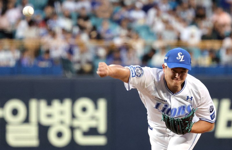 [대구=뉴시스] 이무열 기자 = 5일 대구 수성구 삼성라이온즈파크에서 열린 2025 신한 SOL 뱅크 KBO 리그 키움 히어로즈와 삼성 라이온즈의 경기, 1회초 삼성 선발투수 최원태가 역투하고 있다. 2025.09.05. lmy@newsis.com