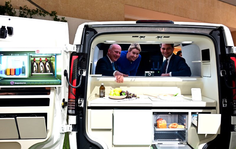 [베를린=뉴시스]카이 베그너(사진 왼쪽 첫번째) 베를린 시장이 LG전자의 AI 모빌리티 공간 솔루션 '슈필라움'을 체험해보고 있다. photo@newsis.com *재판매 및 DB 금지