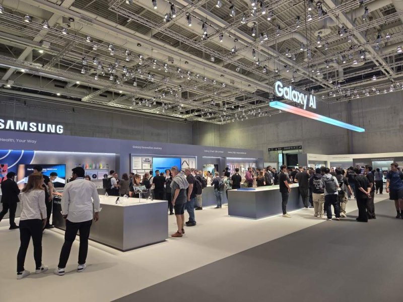 삼성전자 IFA 2025 전시장 '갤럭시 AI 존'에 관람객들이 제품을 체험하고 있다. 2025.9.6/뉴스1 ⓒ 뉴스1