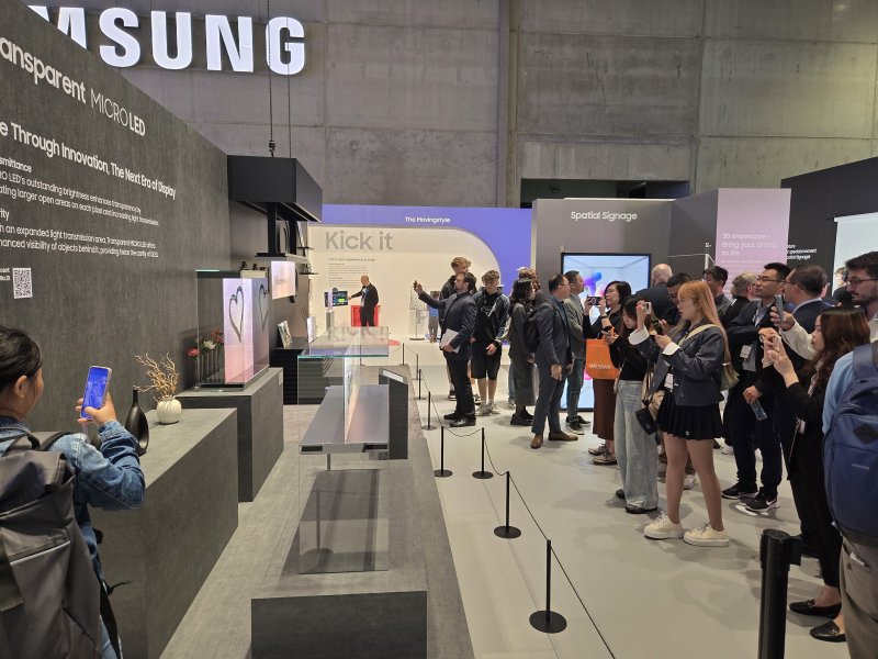 삼성전자 'IFA 2025' 전시장에서 관람객들이 투명 마이크로 LED를 관람하고 있다. 2025.9.6/뉴스1 ⓒ 뉴스1 박주평 기자