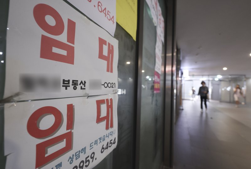 [서울=뉴시스] 김근수 기자 = 6일 서울 송파구의 한 종합상가 점포 앞에 임대 안내문이 붙어 있다. 2025.07.06.