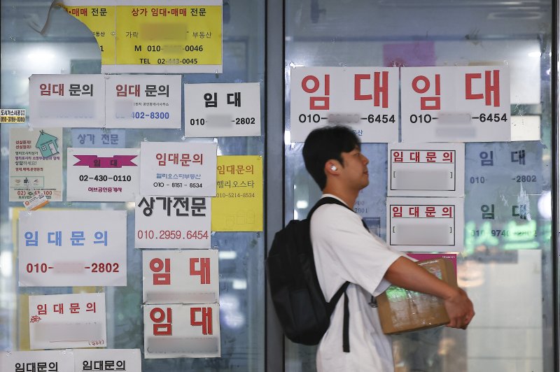 [서울=뉴시스] 김근수 기자 = 6일 서울 송파구의 한 종합상가 점포 앞에 임대 안내문이 붙어 있다. 2025.07.06.