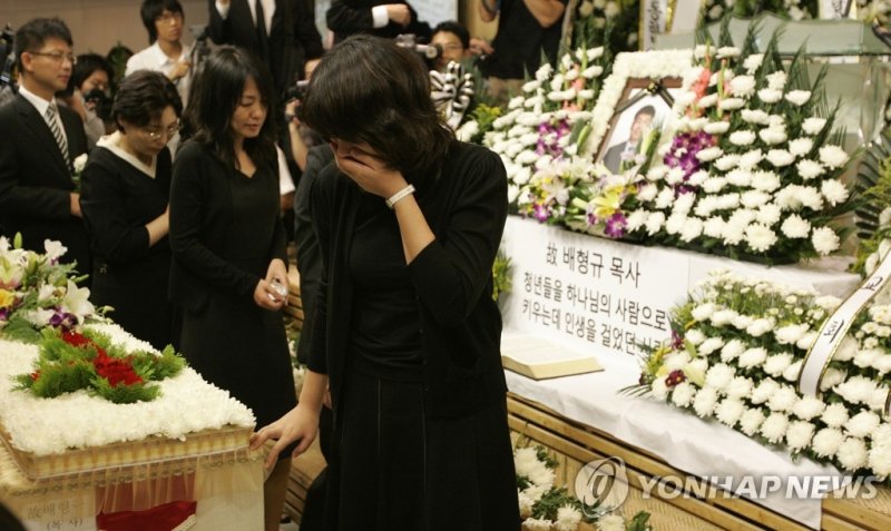 오열하는 아프간 피랍자들 (출처=연합뉴스)