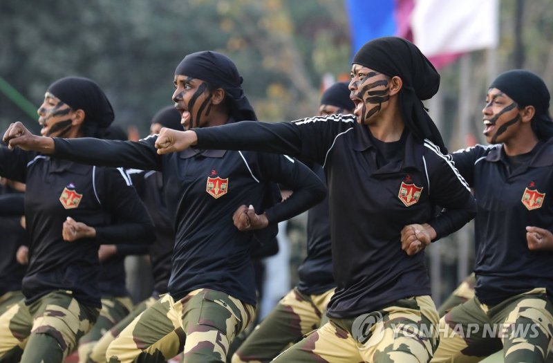 인도 국경경비대 여군의 격투 시범 모습 (출처=연합뉴스)