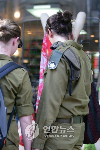 이스라엘 텔아비브 번화가의 이스라엘 여군 (출처=연합뉴스)