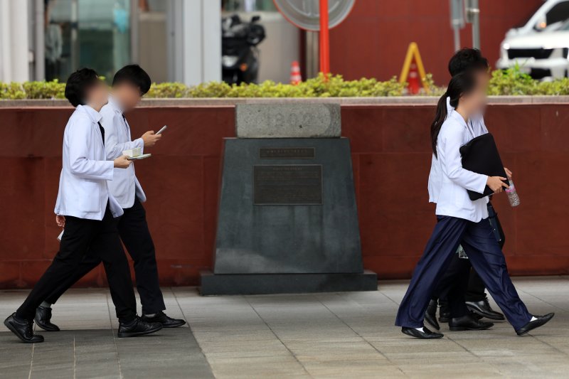 지난해 2월 의대 증원에 반발해 병원을 이탈한 전공의들이 병원에 돌아온 지난 1일 서울 시내 한 대학병원에서 의료진이 이동하고 있다. 2025.9.1/뉴스1 ⓒ News1 황기선 기자