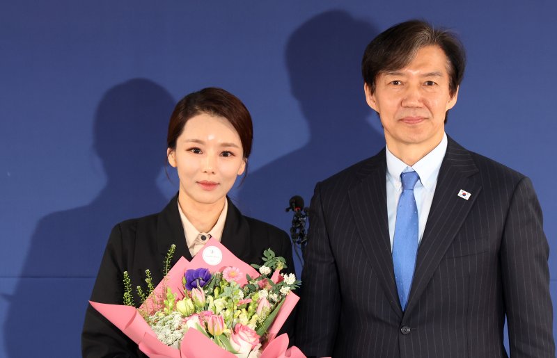 조국 조국혁신당 혁신정책연구원장이 지난해 3월 12일 오전 서울 여의도 당사에서 열린 인재영입 입당 기자회견에서 강미정 전 아나운서에게 꽃다발을 전달 후 기념촬영을 하고 있다. 2024.3.12/뉴스1 ⓒ News1 김명섭 기자