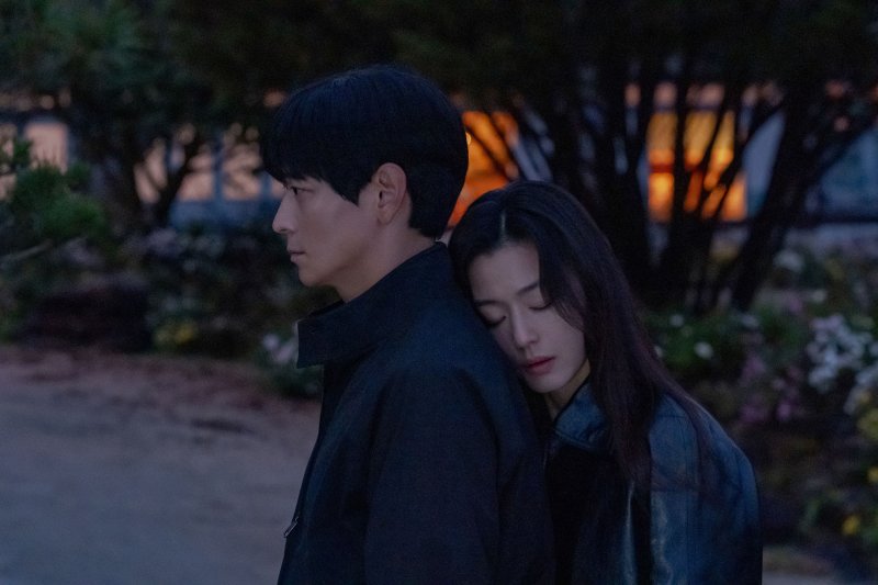 전지현·강동원 투샷 비주얼 좋고 케미 좋고…'북극성' 어땠나 [OTT 화제작]