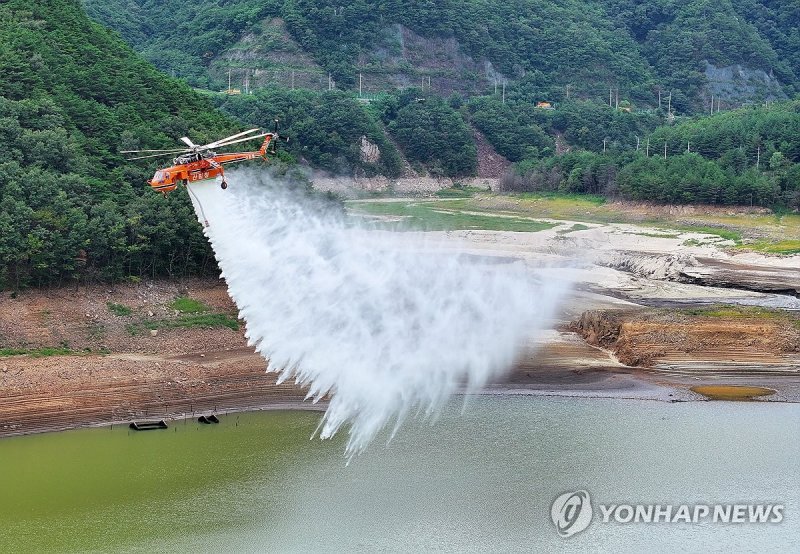 '최악 가뭄' 강릉 물 공급에 헬기까지 투입 (출처=연합뉴스)