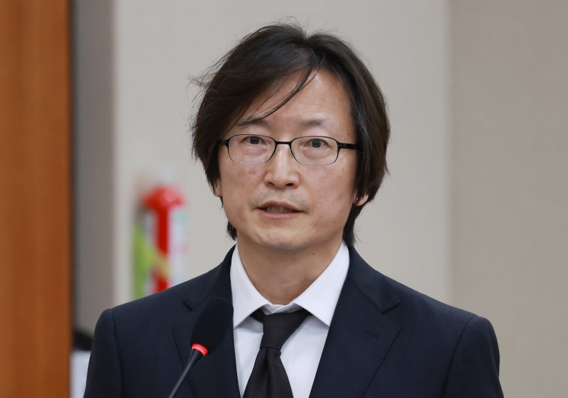 [서울=뉴시스] 고승민 기자 = 주병기 공정거래위원장 후보자가 5일 서울 여의도 국회에서 열린 정무위원회의 인사청문회에서 선서를 하고 있다. 2025.09.05. kkssmm99@newsis.com