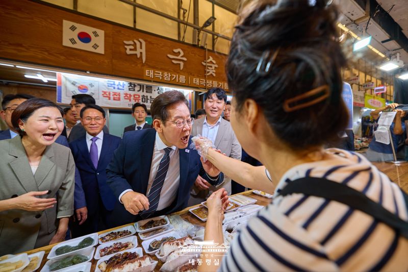 이재명 대통령이 지난 5일 인천 미추홀구 용현시장을 예고 없이 찾아 시민들과 직접 소통하는 시간을 가졌다. 대통령실 제공.