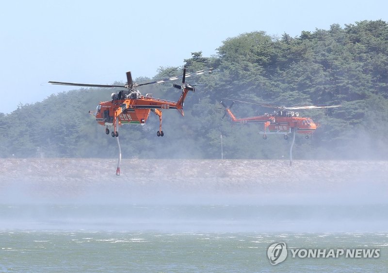 '최악 가뭄' 강릉, 헬기 투입해 물 공급 (출처=연합뉴스)