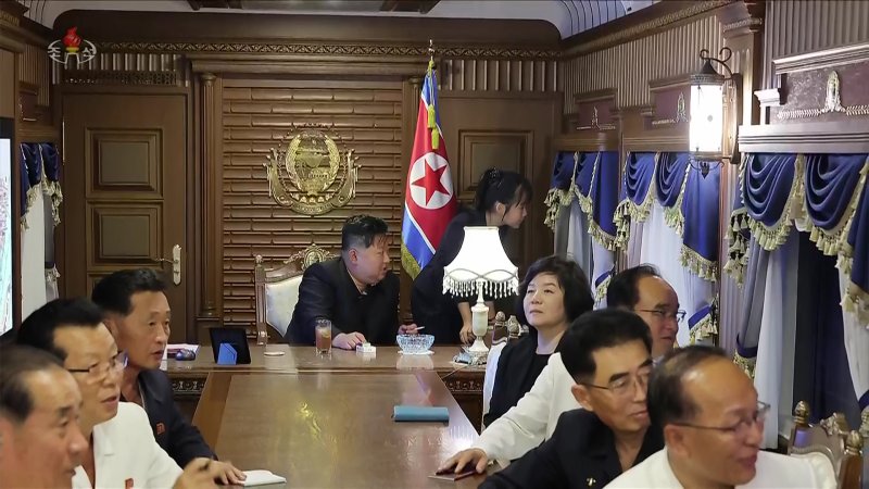 북한 조선중앙TV는 지난 5일 김정은 국무위원장이 시진핑 중국 국가주석과의 '북중 정상회담' 등 방중 일정을 마치고 평양에 도착했다고 6일 보도했다. 사진은 김 위원장이 딸 주애와 함께 전용열차에서 밖을 바라보는 모습. 조선중앙TV 캡쳐