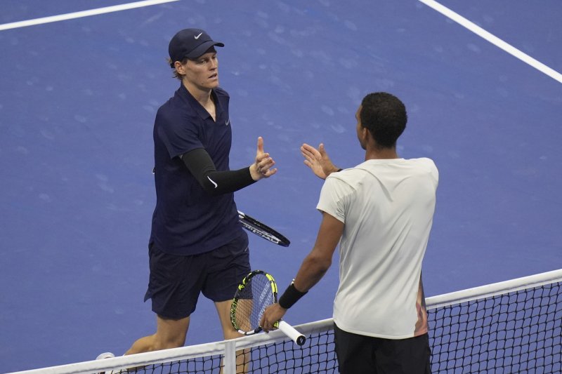 [뉴욕=AP/뉴시스] 얀니크 신네르(1위·이탈리아, 왼쪽)가 5일(현지 시간) 미국 뉴욕의 빌리진킹 내셔널 테니스 센터에서 열린 US 오픈 남자 단식 4강전에서 펠릭스 오제 알리아심(27위·캐나다)를 물리친 후 인사를 나누고 있다. 2연패를 노리는 신네르가 3-1(6-1 3-6 6-3 6-4)으로 승리하고 결승에 올라 카를로스 알카라스(2위·스페인)와 우승을 다툰다. 2025.09.06.