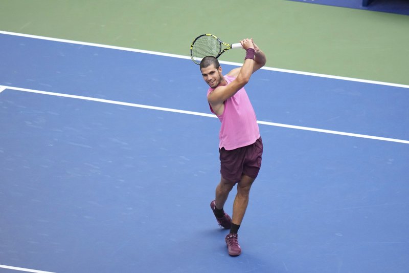 [뉴욕=AP/뉴시스] 카를로스 알카라스(2위·스페인)가 5일(현지 시간) 미국 뉴욕의 빌리진킹 내셔널 테니스 센터에서 열린 US 오픈 남자 단식 4강전에서 노바크 조코비치(7위·세르비아)를 물리친 후 골프 세리머니를 하고 있다. 알카라스가 3-0(6-4 7-6 6-2)으로 승리하고 결승에 선착했다. 2025.09.06.