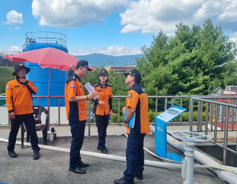 강릉 급수 현장 방문한 소방청 차장 "식수 공급에 최선을"