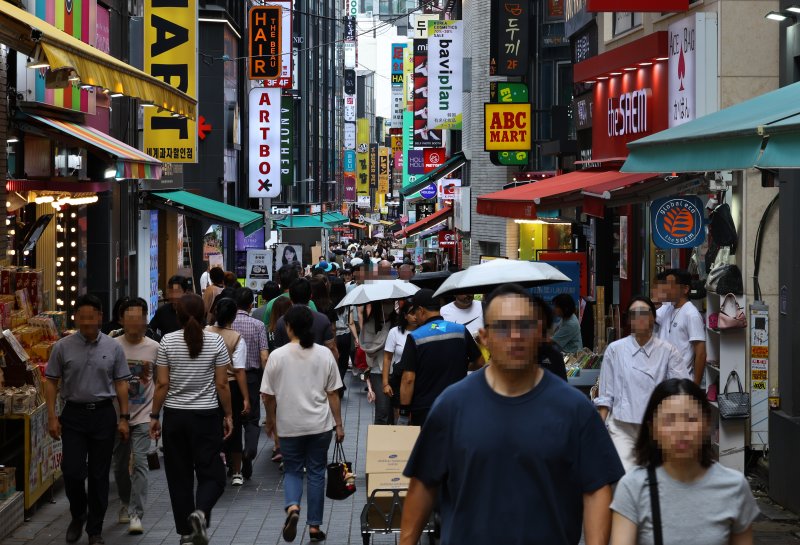 [서울=뉴시스] 최진석 기자 = 서울 중구 명동 거리가 붐비고 있다. 2025.08.29. myjs@newsis.com