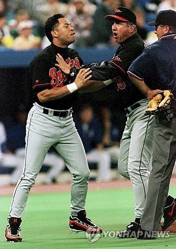 주심에게 항의하며 침을 뱉은 로베르토 알로마(왼쪽) (출처=연합뉴스)