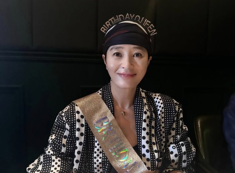 김혜수, 한지민&middot;한효주 등과 행복한 생일 파티