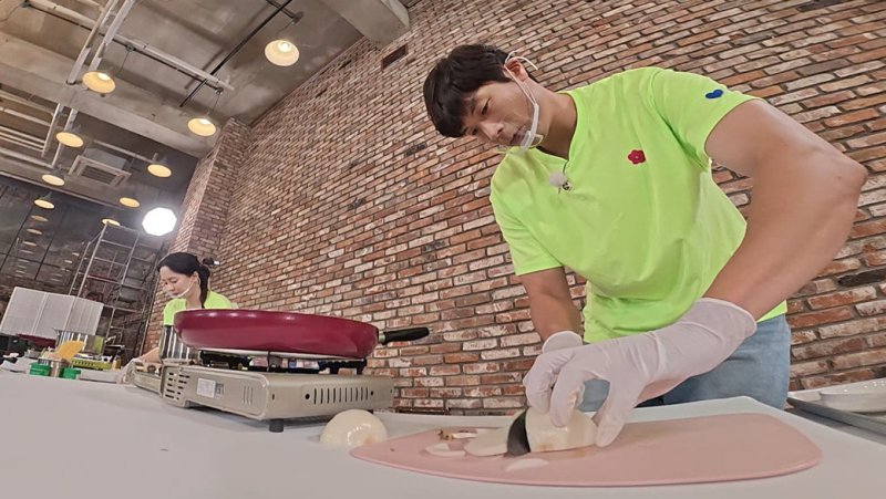 유재석, 생일파티 중 돌발 행동…지석진 미친 메뚜기 분노 왜