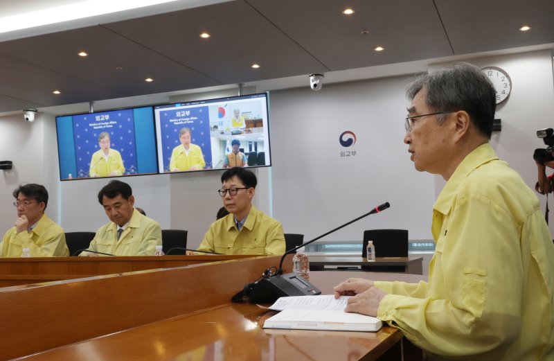 조현 외교부 장관이 6일 정부서울청사에서 열린 재외국민보호대책본부-공관 합동대책회의에서 발언을 하고 있다. 이날 회의에서는 미국 당국이 우리 기업의 현지2025 바카라사이트 건설현장에서 불법체류 단속을 벌여 한국인 등 475명을 체포한 사건과 관련 내용을 다루었다. 연합뉴스