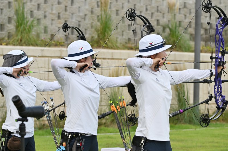 [광주=뉴시스] 이영주 기자 = 대한민국 양궁 컴파운드 여자 국가대표팀(왼쪽부터 한승연·소채원·심수인)이 6일 오후 광주 남구 광주국제양궁장에서 열리는 광주2025현대세계양궁선수권대회 컴파운드 여자 단체전 16강에 앞서 자유연습하고 있다. 2025.09.06. leeyj2578@newsis.com