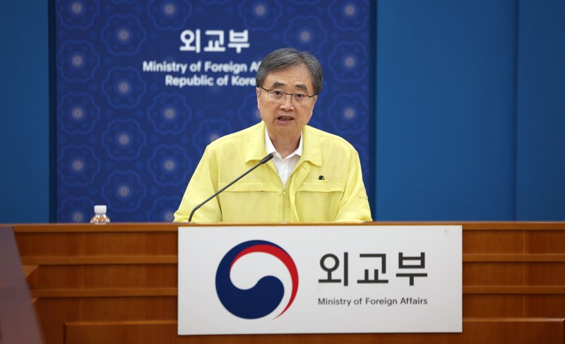 [서울=뉴시스] 김선웅 기자 = 조현 외교부 장관이 6일 서울 종로구 외교부 청사에서 재외국민보호대책본부-공관 합동 대책회의를 열고 미국 조지아 배터리 공장 건설 현장 한국인 300여 명 체포 관련 대책을 논의하고 있다. 2025.09.06. mangusta@newsis.com