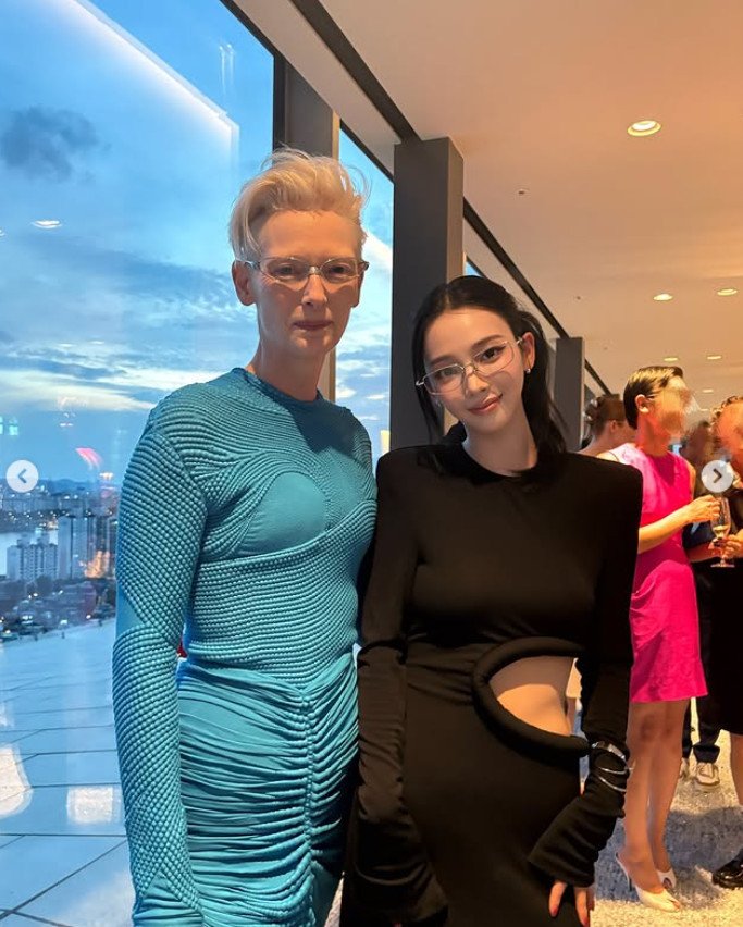 카리나, 옆구리 뻥뚫린 고혹적 원피스…틸다 스윈튼과 투샷