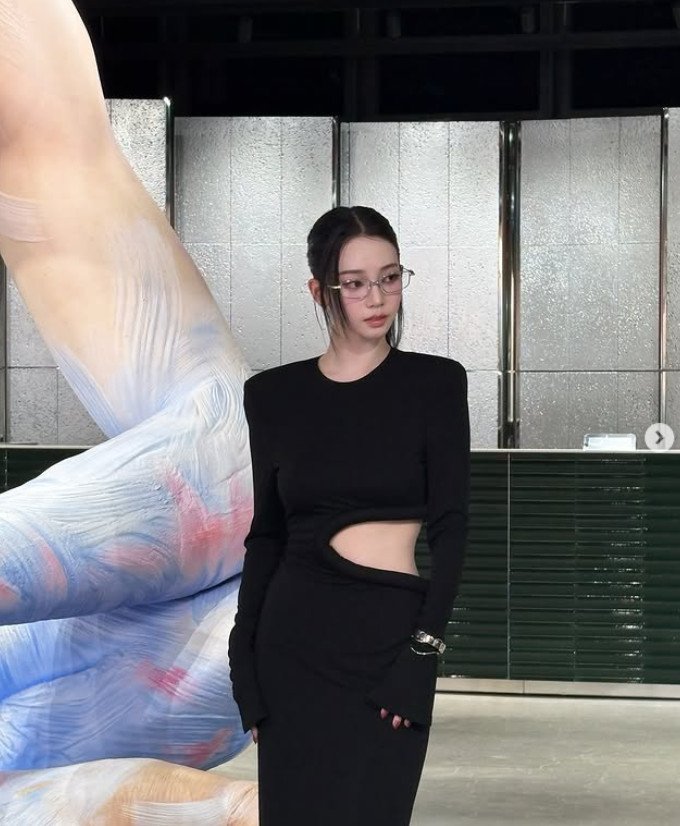 카리나, 옆구리 뻥뚫린 고혹적 원피스…틸다 스윈튼과 투샷