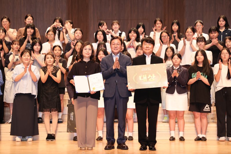 [통영=뉴시스]박완수(가운데) 경남도지사가 6일 통영시 통영국제음악당 콘서트홀에서 열린 사단법인 경남예술문화단체 총연합회 주최·주관 ‘2025년 경남예술제 바카라사이트 추천 동화(同和)'에서 대상을 차지한 통영블루웨이브 합창단에게 시상한 후 기념촬영하고 있다.(사진=경남도 제공) 2025.09.06. photo@newsis.com