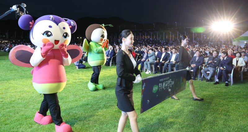 제29회 무주 반딧불바카라사이트 쿠폰 개막날인 6일 전북 무주군 등나무운동장 일원에서 반디퍼레이드가 펼쳐지고 있다. 2025.9.6/뉴스1 ⓒ News1 유경석 기자